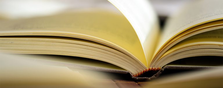 Patrz w głąb rzeczy   ... Purpura cesarska to włosy jagnięcia zanurzone w krwi skorupiaka(...)   Przy wyobrażeniach rzeczy z pozoru nawet bardzo godnych zaufania należy je obnażyć i popatrzeć na ich marność a zedrzeć z nich pozorną świetność, która się chlubia. Strasznym jest bowiem oszustwem zaślepienie, a wtedy właśnie najbardziej ono omamia, gdy ci się zdaje że się zajmujesz sprawami niesłychanie ważnymi.   Marek Aureliusz
